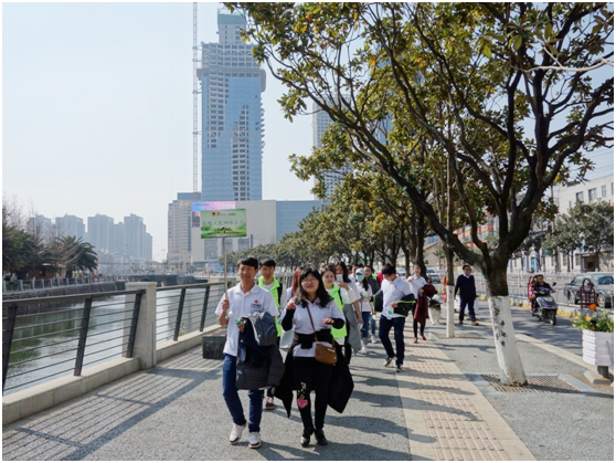 一路上，志愿者把“学雷锋践行动 树新风做好事 做志愿者”的精神传扬到大街小巷，把雷锋为人民服务的志愿精神带到城市的每个角落。